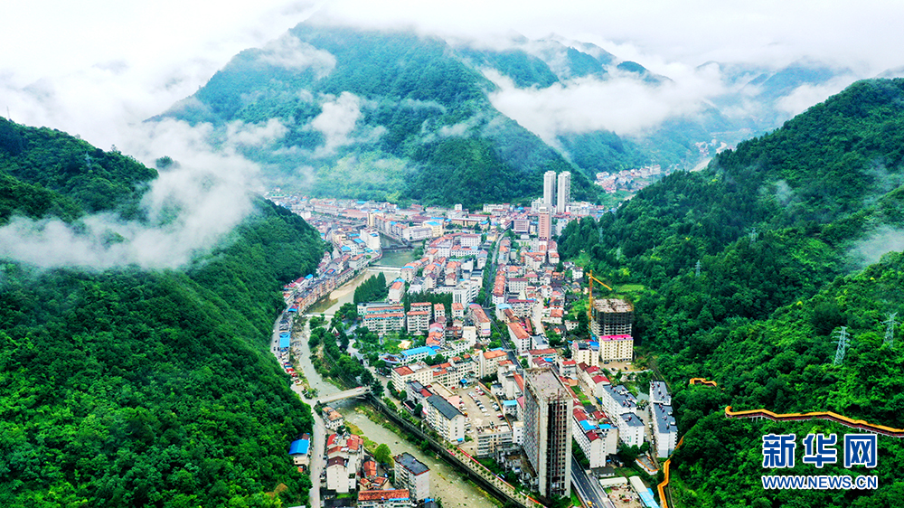 航拍：秦嶺“綠都”寧陜 天高雲逸山青水碧