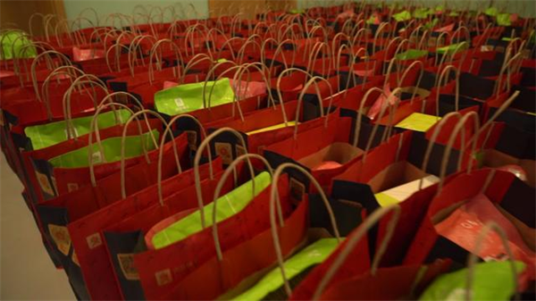 隔離不隔愛 曲江新區為1000余名隔離群眾送出跨年禮物_fororder_圖片4