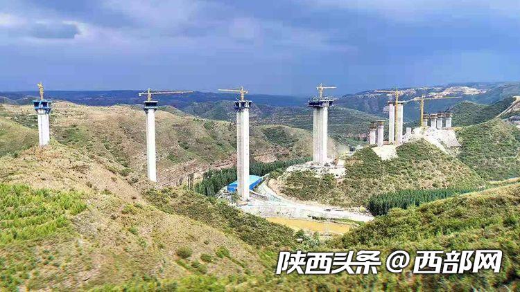 蒲城到白水段高速公路今年通車 已到路面鋪設階段