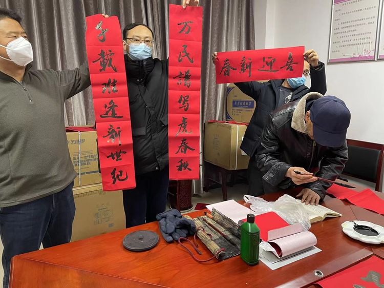 送春聯啦！西安高新區靈沼街道翰墨飄香暖人心_fororder_圖片1