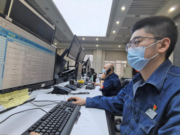 【網絡中國年·新春走基層】國網陜西電力：萬家燈火新春“掌燈人”“電”亮濃情年味_fororder_5