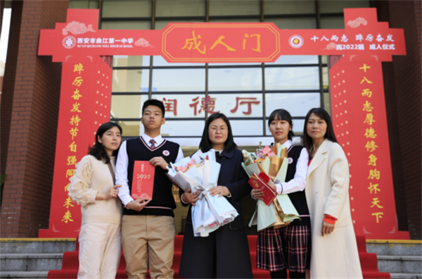 曲江第一中學舉行高三成人禮 校長深情寄語“向著更為磅薄的理想奮進”_fororder_圖片2