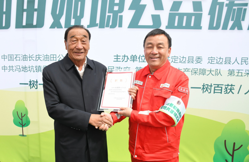 長慶油田採油五廠攜手全國治沙英雄在毛烏蘇沙漠邊緣建“綠洲”_fororder_2