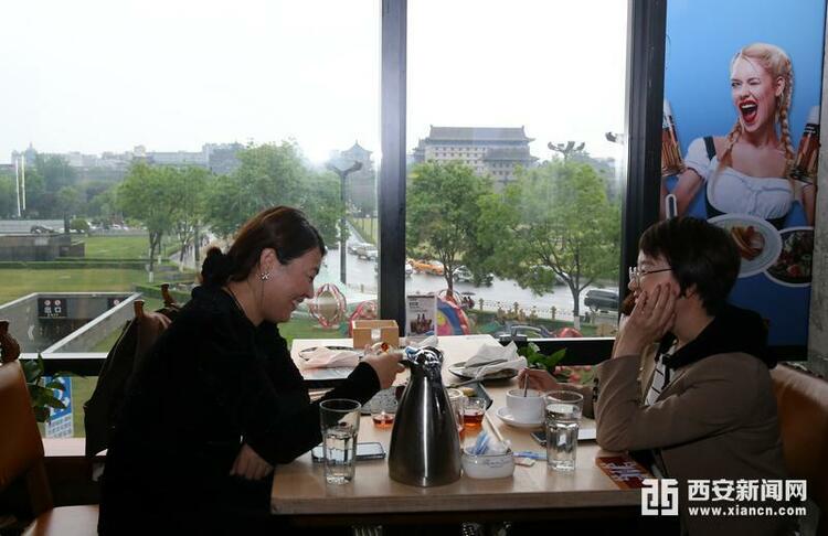 【全球美食在西安】德國餐館蘭巴赫：當地道德餐與古城墻同框