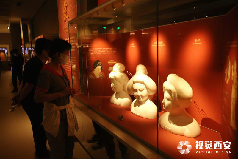 【中首 陜西 圖】“大唐遺寶——何家村窖藏出土文物展”開幕 “形光色材”沉浸式體驗重現大唐輝煌