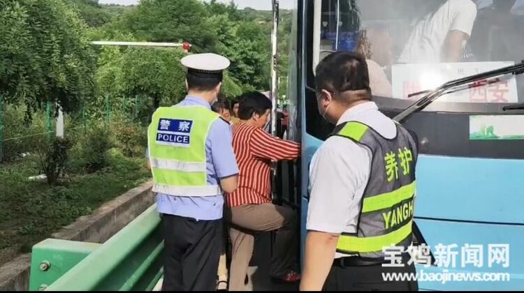 （轉載）滿載54名乘客的大客車高速公路拋錨 危急關頭寶雞交警趕到