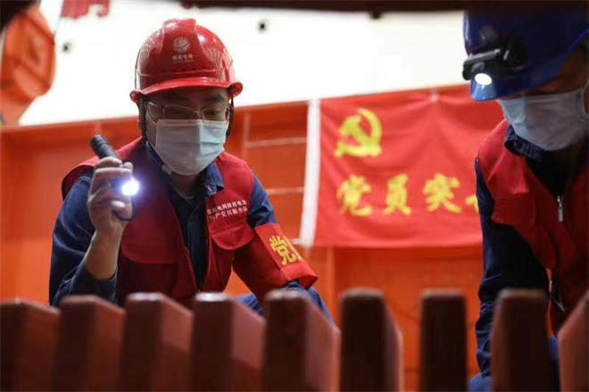 國網安康水電廠：老將煥發生機  水電賦能“雙碳”_fororder_國網安康水電廠黨員突擊隊在2號機組增容改造現場。