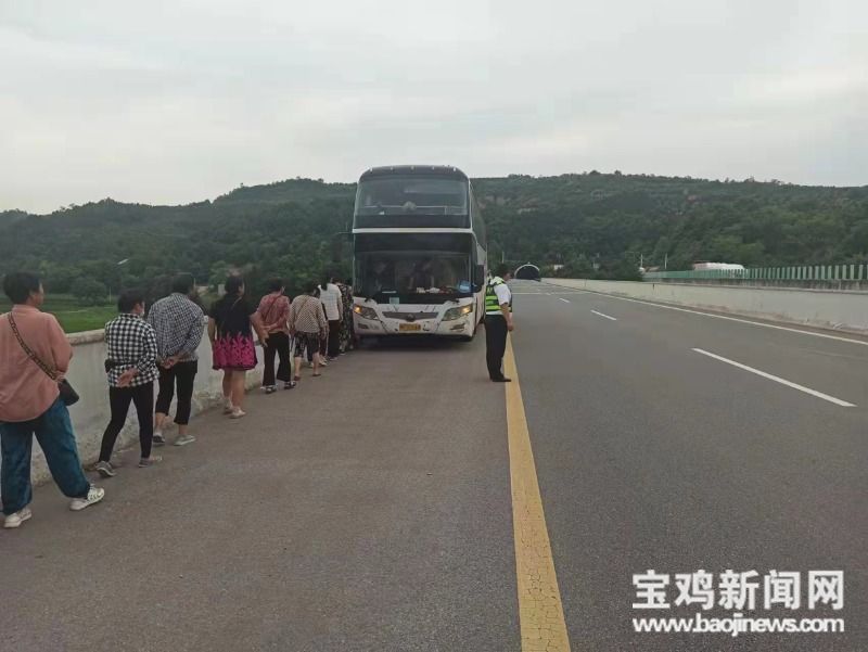 （轉載）滿載54名乘客的大客車高速公路拋錨 危急關頭寶雞交警趕到