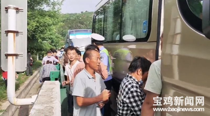 （轉載）滿載54名乘客的大客車高速公路拋錨 危急關頭寶雞交警趕到