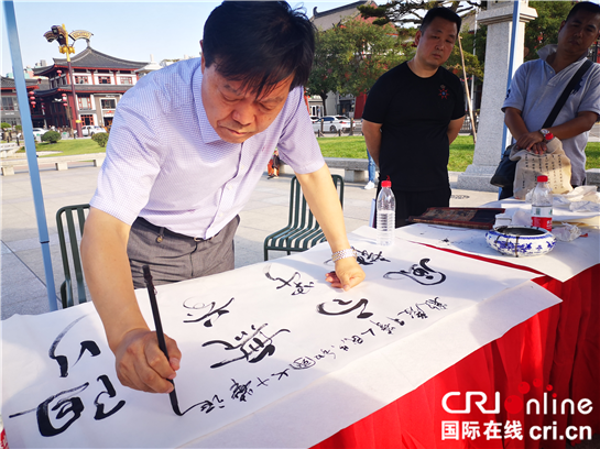 【稿件可簽發到中首的城市動態】陜西著名文化學者雷濤參加《歌唱祖國·一首歌一座城》活動 現場揮毫潑墨抒發愛國情懷