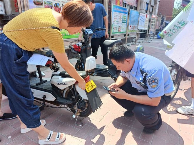 寶雞金臺區：電動車掛牌進社區 便民服務暖人心_fororder_圖片2_副本