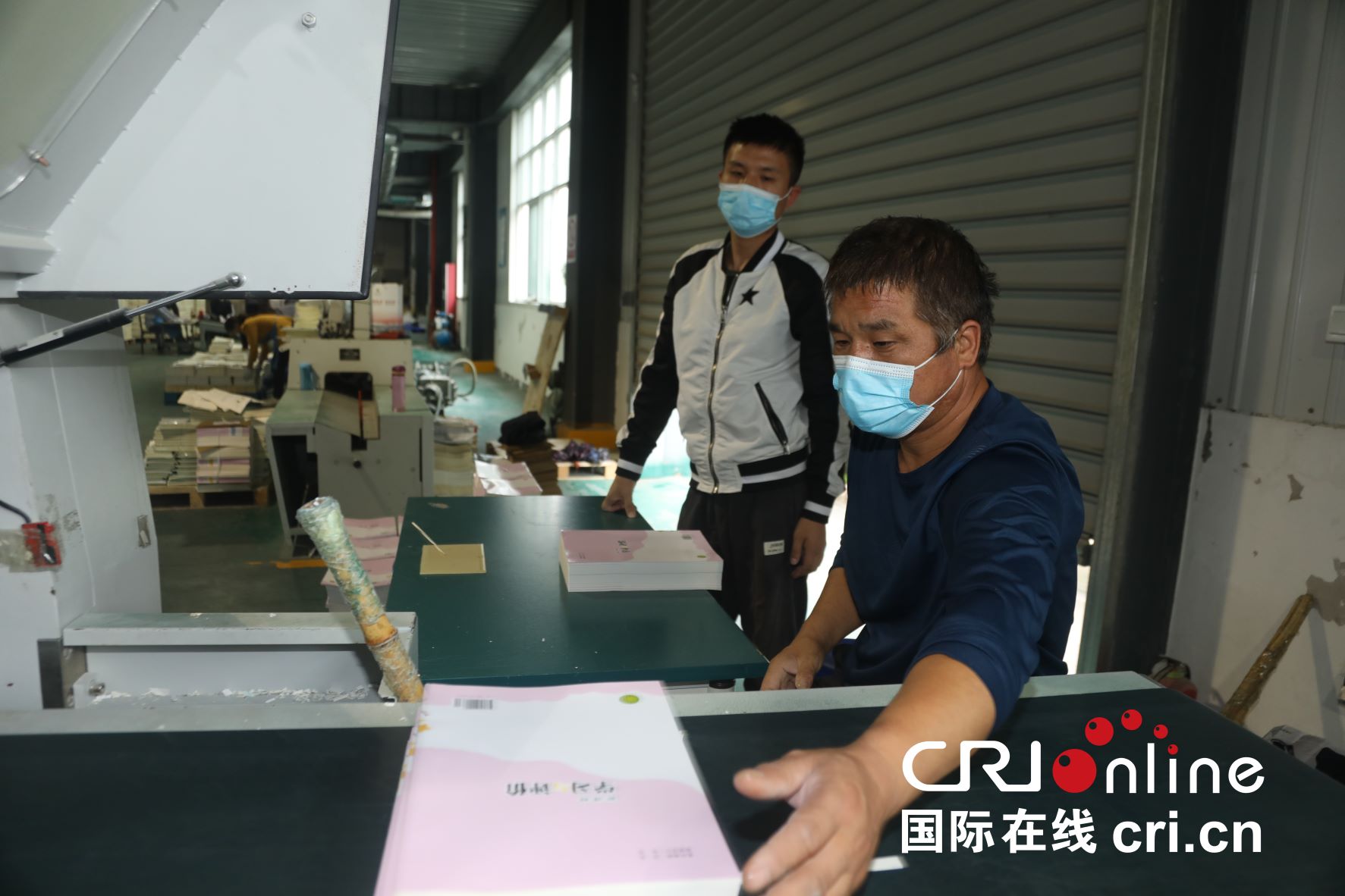 渭南：教材印製裝訂忙_fororder_工人正在對書本進行裝訂2