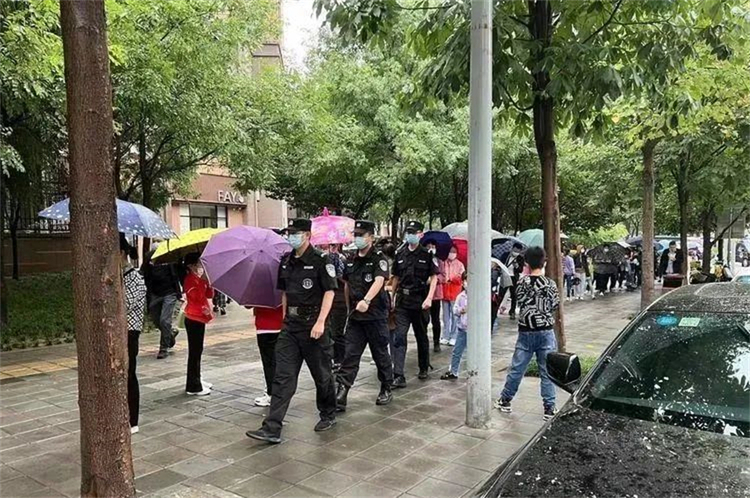 【今日雁塔】開學季 西安雁塔公安雨中“護學崗”撐起護航“平安傘”_fororder_2
