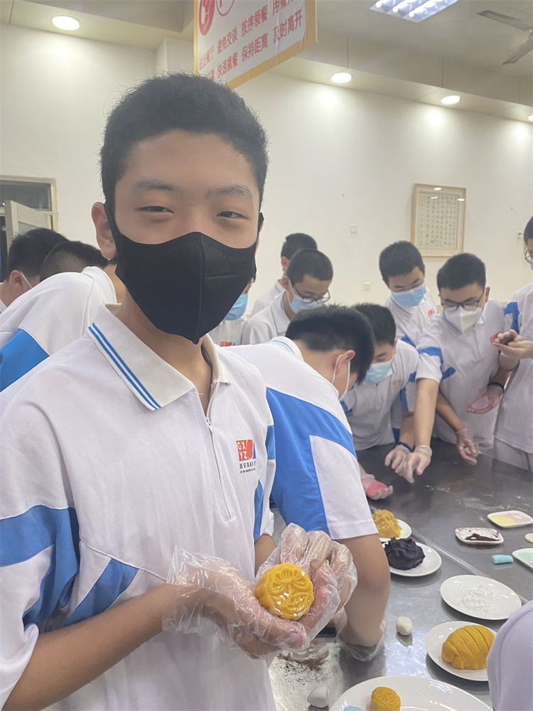 學做月餅 共度雙節 西安高新一中南校區開展關愛住校生活動_fororder_QQ圖片20220910155843