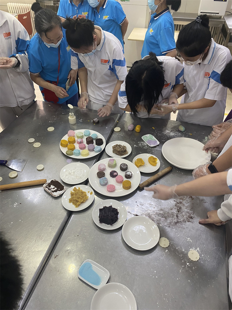 學做月餅 共度雙節 西安高新一中南校區開展關愛住校生活動_fororder_QQ圖片20220910155819