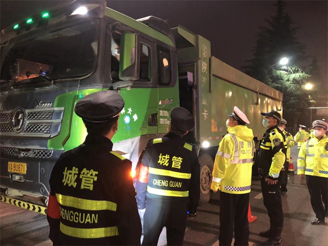 西安高新區強化夜間聯合執法檢查 規範建築垃圾清運秩序_fororder_圖片17