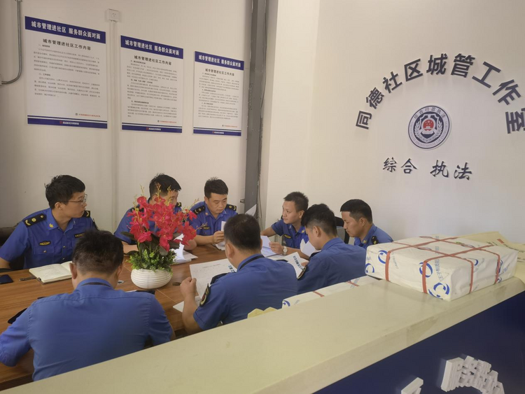 灃西新城綜合行政執法支隊紮實開展“城市管理進社區，服務群眾面對面”活動_fororder_圖片1
