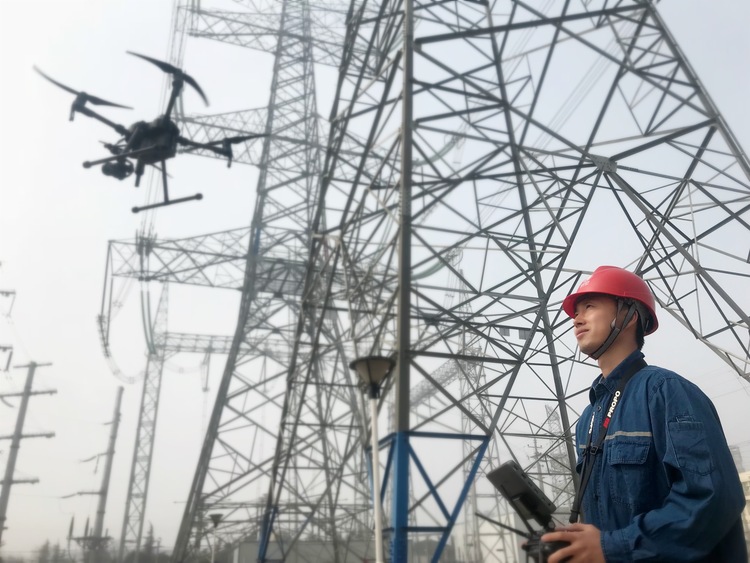 【二十大精神在基層·陜電篇】授人以漁豐盈青春 不墜吾輩青雲之志_fororder_孫喆操作無人機