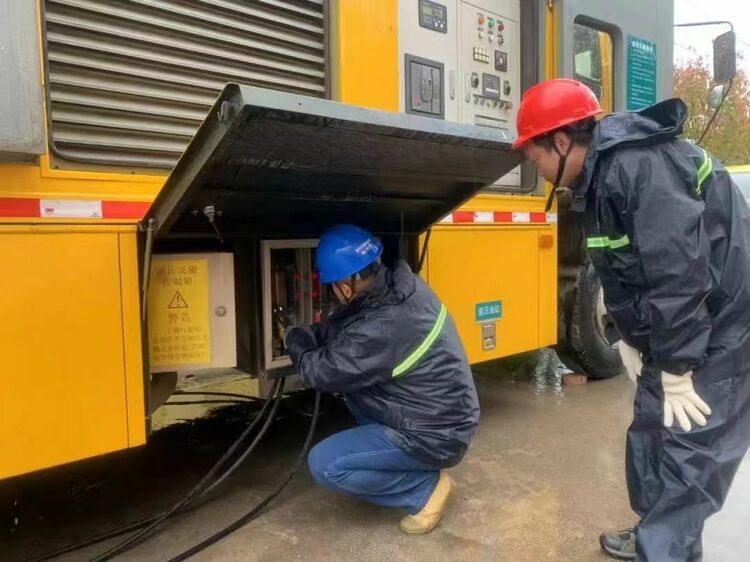 國網寶雞市高新區供電公司：冒雨保供電 服務獲讚譽_fororder_0f9eda1e34e33696fff54d520d5bc02