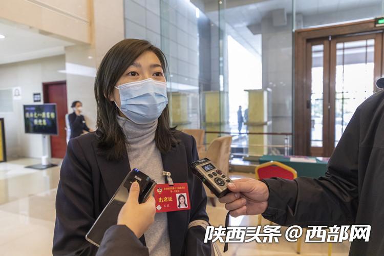 出席陜西省政協十三屆一次會議的政協委員陸續報到