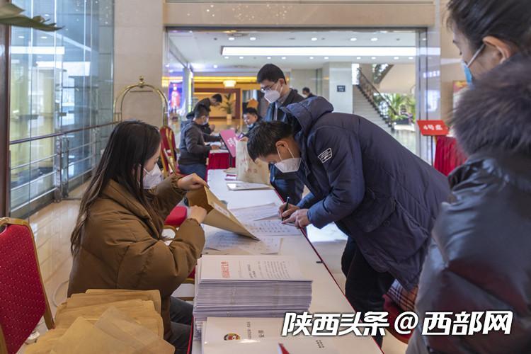 出席陜西省政協十三屆一次會議的政協委員陸續報到