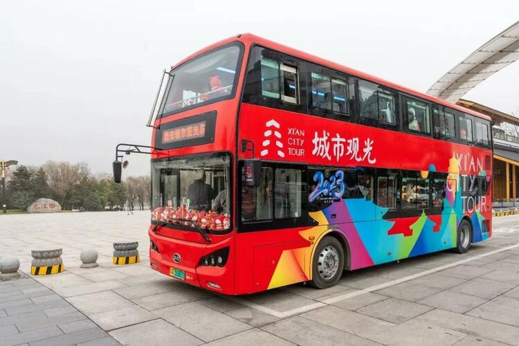 西安城市觀光車新春主題“長安瑞兔號”首發