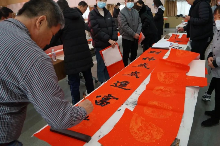 秦漢新城舉辦2023年“翰墨繪春”送春聯活動_fororder_圖片2