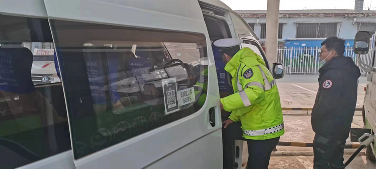 寶雞鳳翔交警深入客貨運企業開展春運安全大檢查_fororder_圖片11