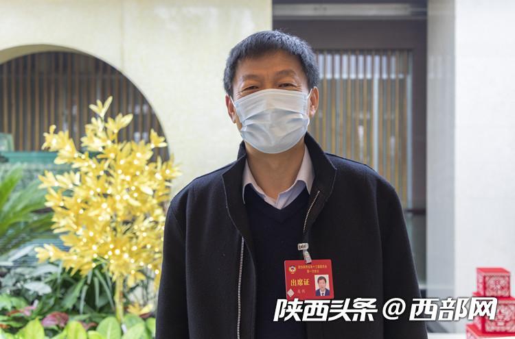 出席陜西省政協十三屆一次會議的政協委員陸續報到