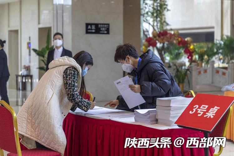 出席陜西省政協十三屆一次會議的政協委員陸續報到