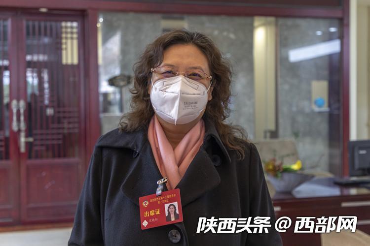 出席陜西省政協十三屆一次會議的政協委員陸續報到