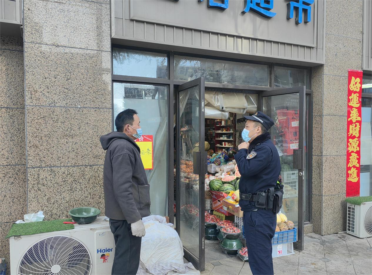 西安國際港務區：“城管藍”堅守崗位 守護萬家“春節紅”_fororder_圖片1