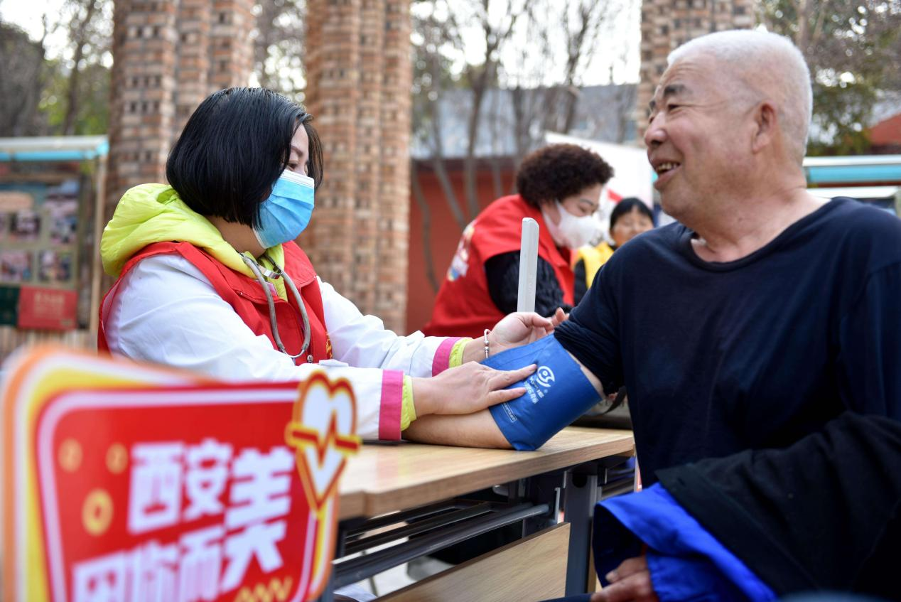 踐行雷鋒精神 擦亮志願服務底色  西安國際港務區“3·5”學雷鋒文明實踐活動走進于新村_fororder_圖片3