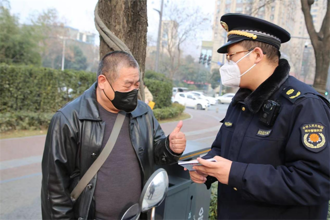 “溫馨提示單”彰顯城市“溫度” 西安高新城管人性化執法獲點讚_fororder_圖片18