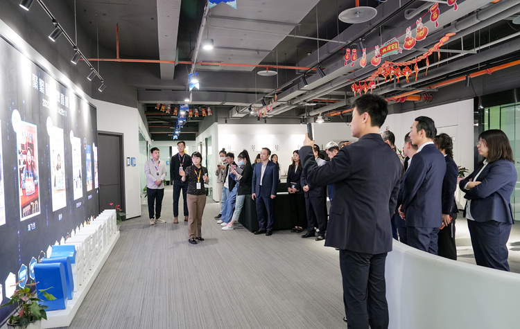 陜西柳林酒業集團走進曠世傳聲微聚直播基地參觀交流_fororder_圖片12
