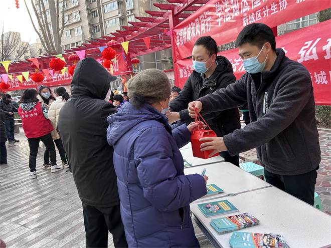 西安市新城區努力開創新時代計生協事業新局面_fororder_和風同行，熱心服務計生群眾 ——2023年2月3日，區計生協聯合區司法局開展“學法知法懂法守法用法 維護計生家庭合法權益”宣傳活動