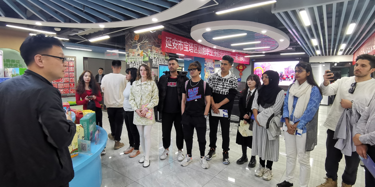 多國“Z世代”青年博主在寶塔區“直播帶貨”_fororder_圖片52
