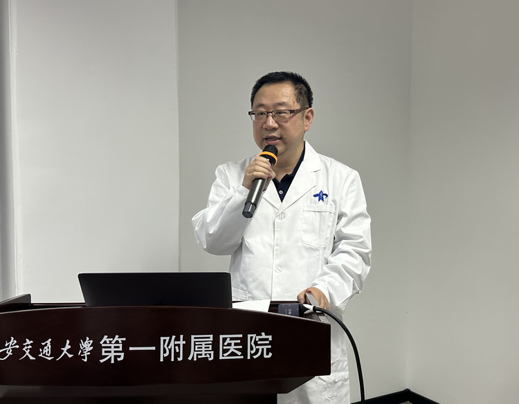 拒絕“霧裏看花” 西安交大一附院眼科飛秒鐳射輔助白內障手術設備開機_fororder_圖片2