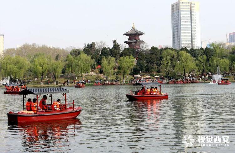興慶宮公園花如海 人似潮