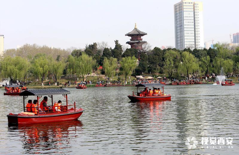 興慶宮公園花如海 人似潮