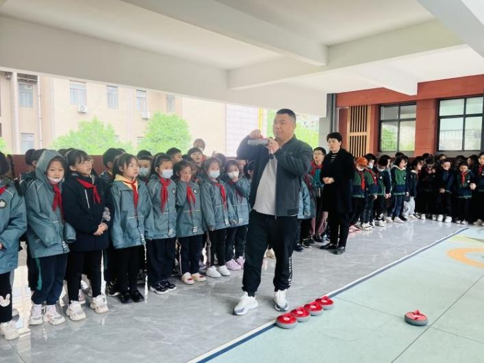 西安經開第十一小學：旱地冰壺進校園 追光逐夢向未來_fororder_圖片12