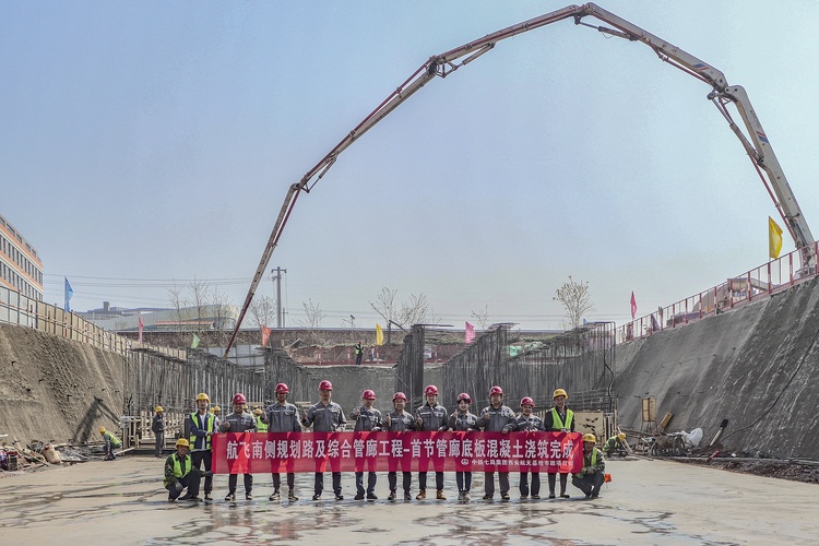 西安航天基地市政項目綜合管廊  首節底板混凝土順利完成澆築_fororder_中鐵七局承建的西安航飛南側規劃路綜合管廊工程首節底板混凝土澆築 (1)