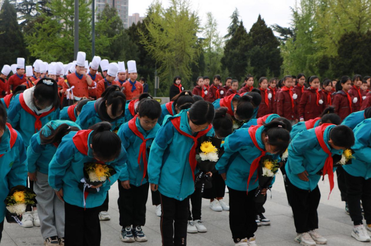 西安國際港務區：清明紅誦育新人 緬懷先烈踐初心_fororder_4
