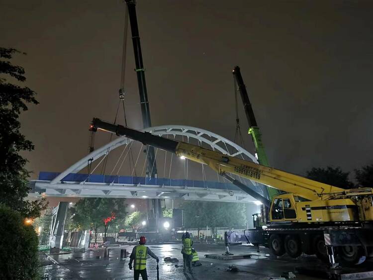西鹹新區上林路天橋項目40米主跨鋼結構箱梁吊裝成功_fororder_現場吊裝施工 (3)