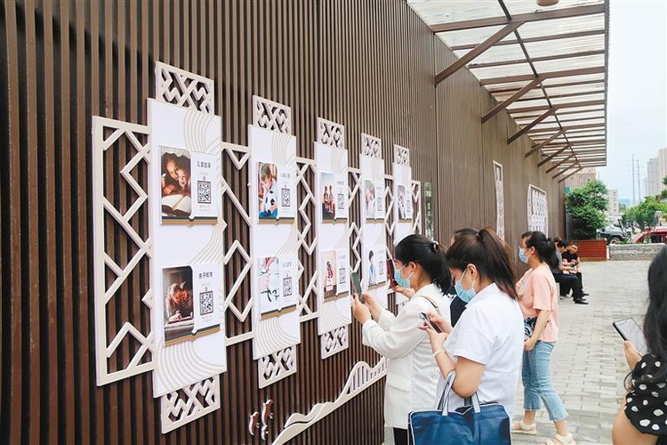 “智慧書廊”亮相古城街頭 市民掃碼便可免費閱讀_fororder_圖片2