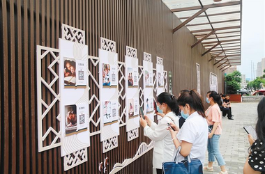 “智慧書廊”亮相古城街頭 市民掃碼便可免費閱讀