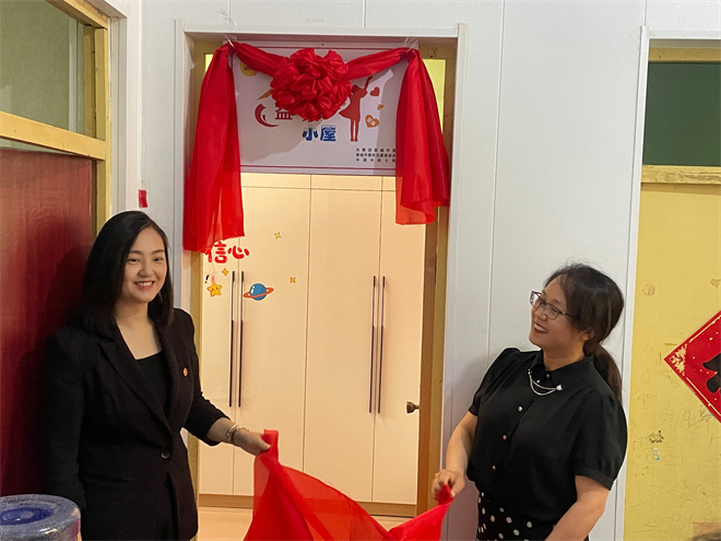 晉城丹河新城項目部開展“益+家”愛心小屋啟動儀式_fororder_“益+家”愛心小屋揭牌儀式——王夢媛攝