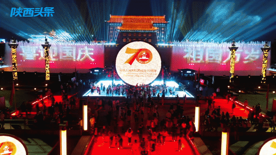 西安上演主題“燈光秀” 表白祖國