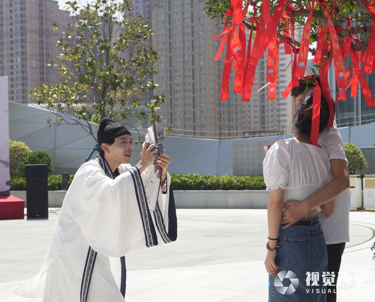 西北首個花園式愛情頒證基地亮相雁塔 七夕當日超1000位新人領證