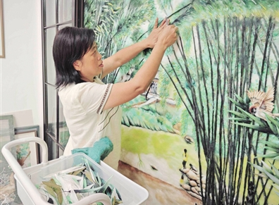 非遺傳承人在墻壁上創作棉絮畫 4年用棉花“拼出”《竹林小屋》_fororder_微信圖片_20230920085823